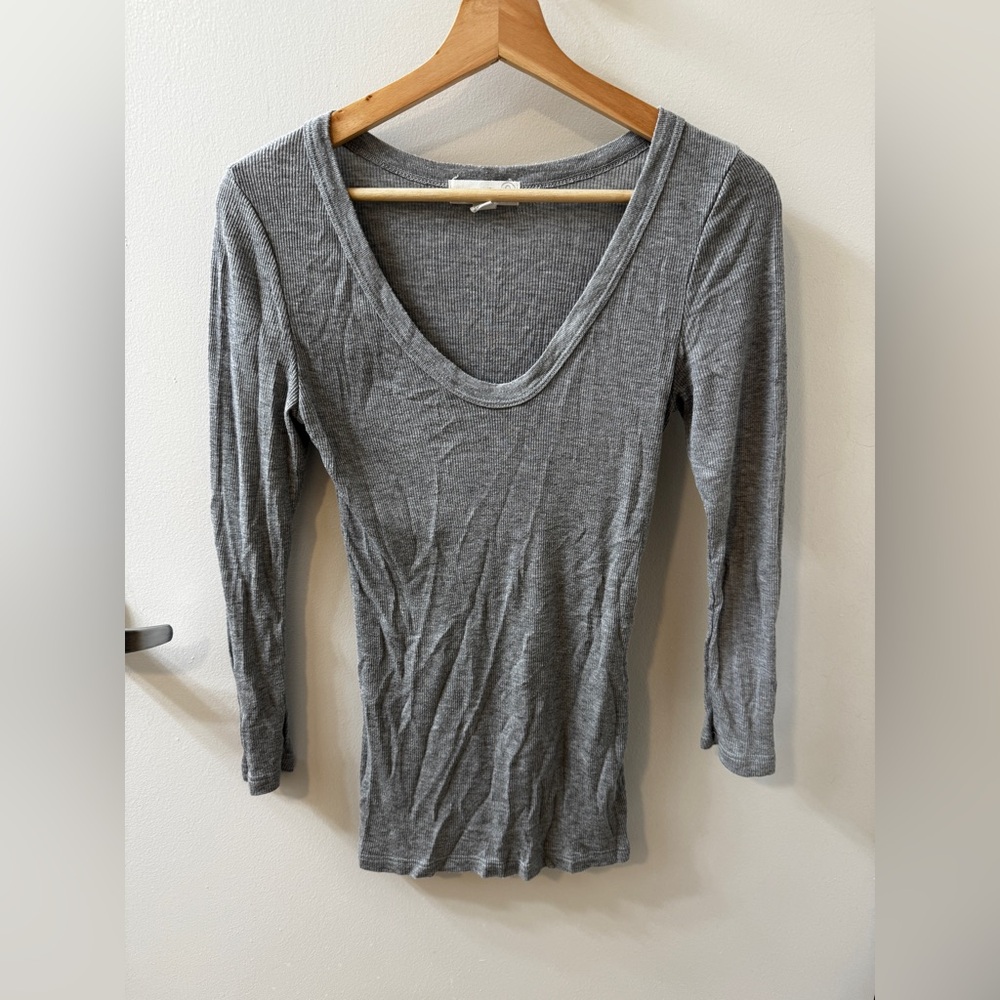 Grey quarter sleeve, scoop neck top. Very soft